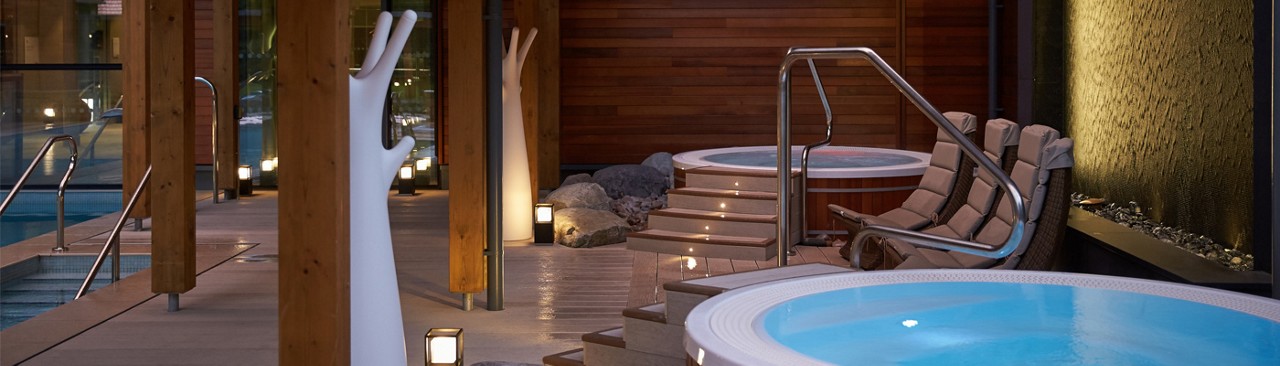 outdoor hot tub 