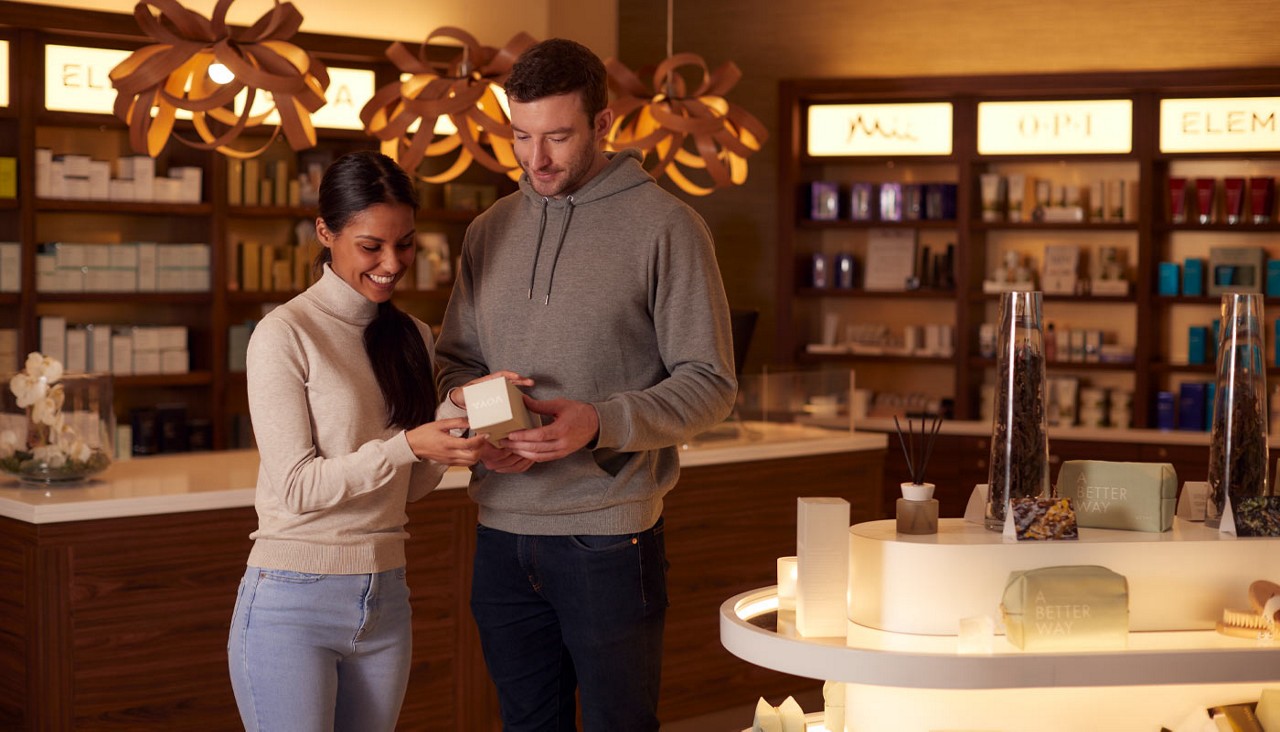 Couple looking at a product in the Aqua Sana Boutique 